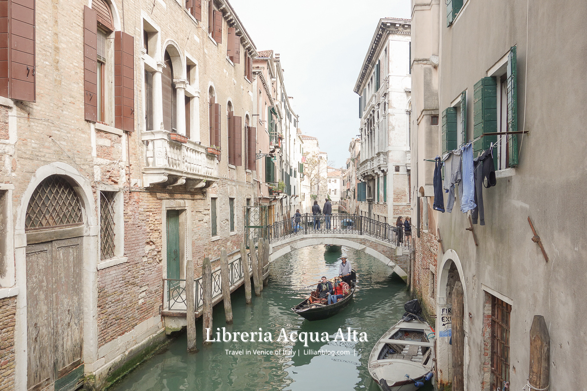 Libreria Acqua Alta, 沉船書店, 威尼斯, 威尼斯推薦景點, 威尼斯必去, 威尼斯旅遊, 威尼斯自助旅行, 威尼斯自助游, 威尼斯自助行, 威尼斯自助行程, 威尼斯行程, 威尼斯親子旅行, 威尼斯親子自助旅行, 意大利, 威尼斯旅行攻略, 義大利旅行攻略, 威尼斯行程規劃, 威尼斯景點, 義大利, 義大利威尼斯, 義大利親子旅行, 義大利親子自助旅行, 威尼斯本島景點推薦